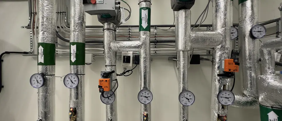 Pressure gauges and valves on insulated water lines