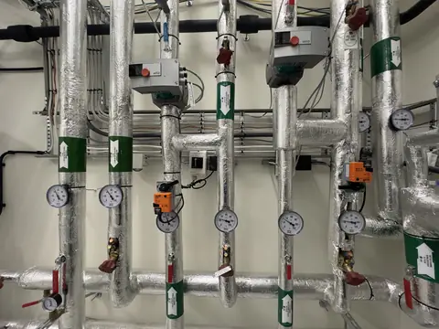Pressure gauges and valves on insulated water lines